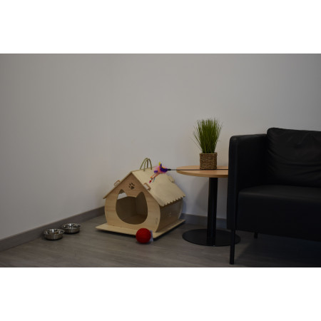 WONDERFUL wooden cat house